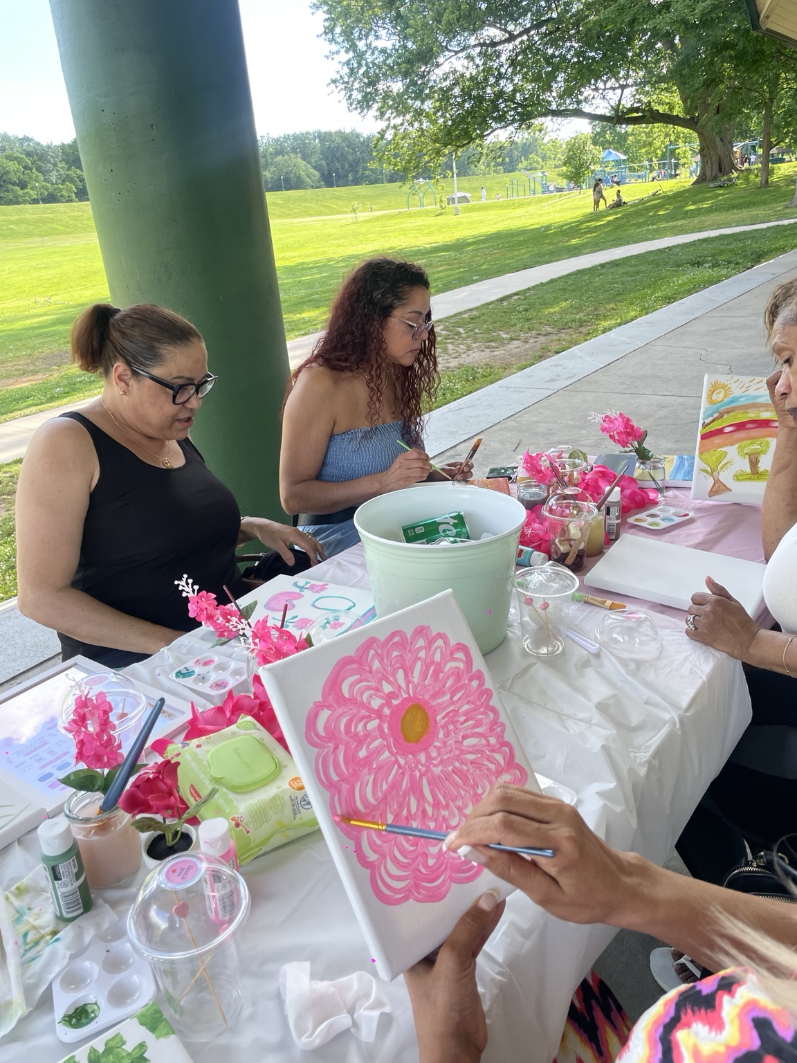 Participantes pintando sus obras durante el encuentro